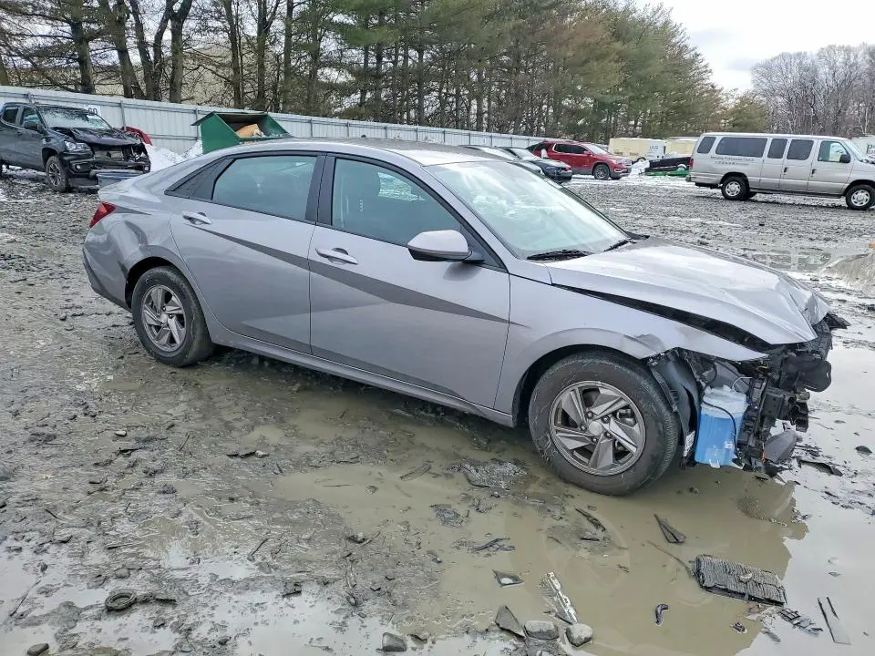 2025 HYUNDAI ELANTRA SE  