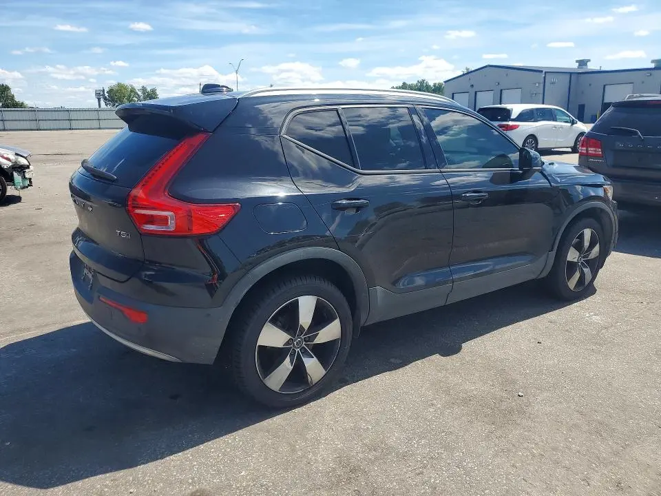2019 VOLVO XC40 T5 MOMENTUM  
