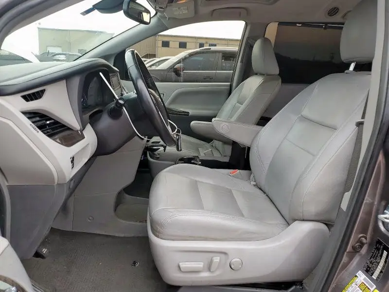 2018 TOYOTA SIENNA XLE  