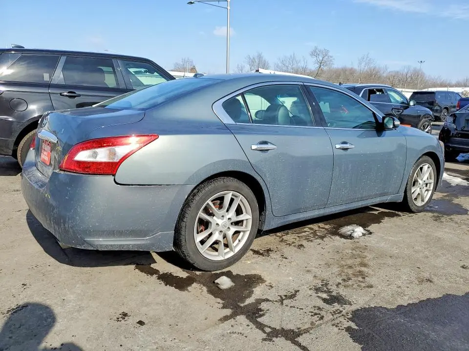 2010 NISSAN MAXIMA S  
