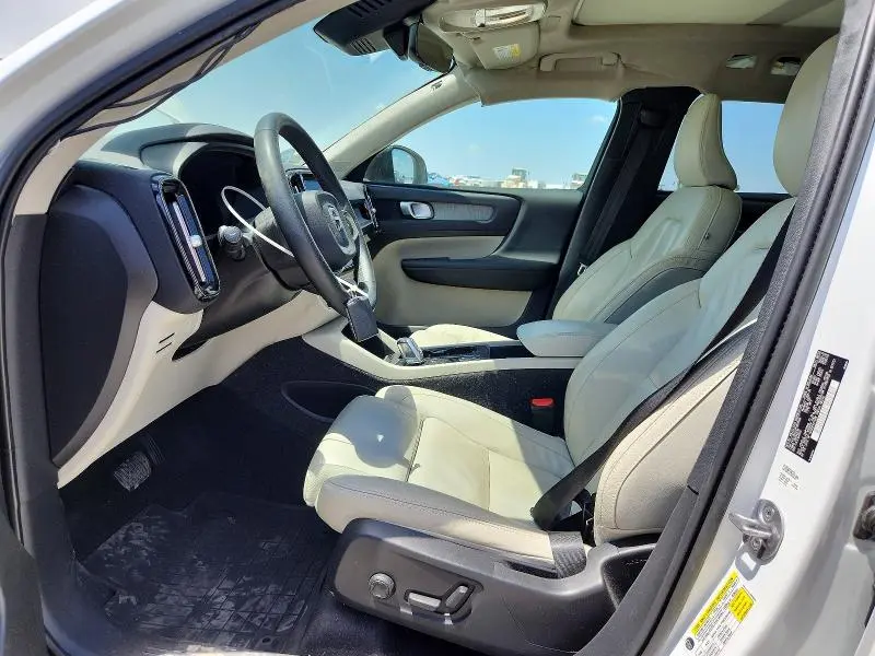 2023 VOLVO XC40 PLUS  