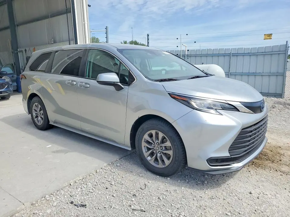 2022 TOYOTA SIENNA LE  