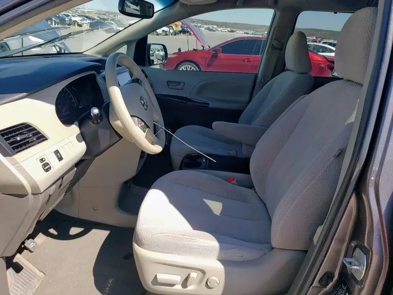 2014 TOYOTA SIENNA LE