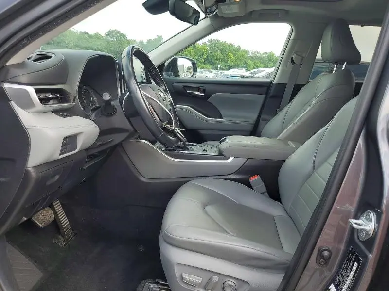 2021 TOYOTA HIGHLANDER XLE  