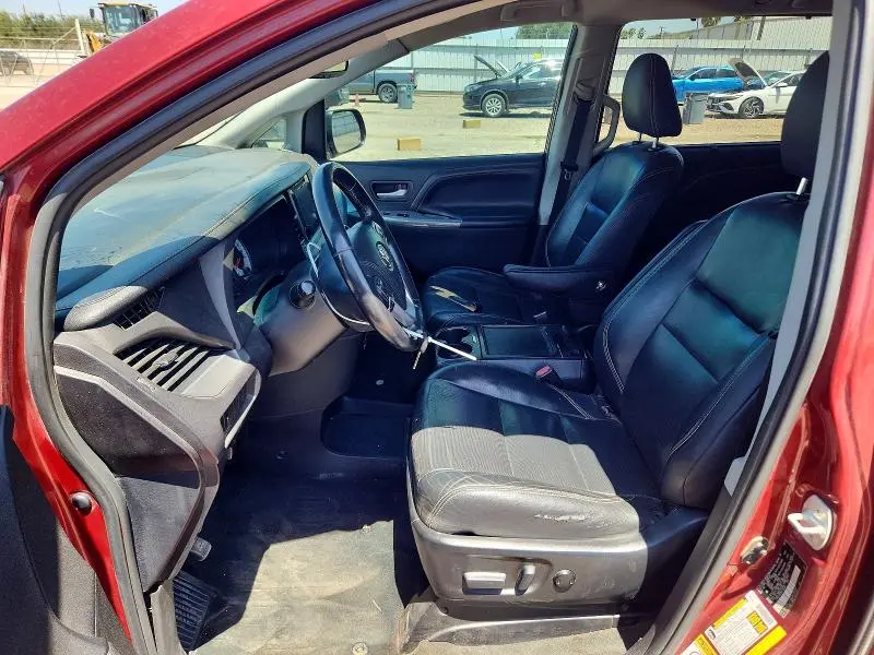 2017 TOYOTA SIENNA SE  