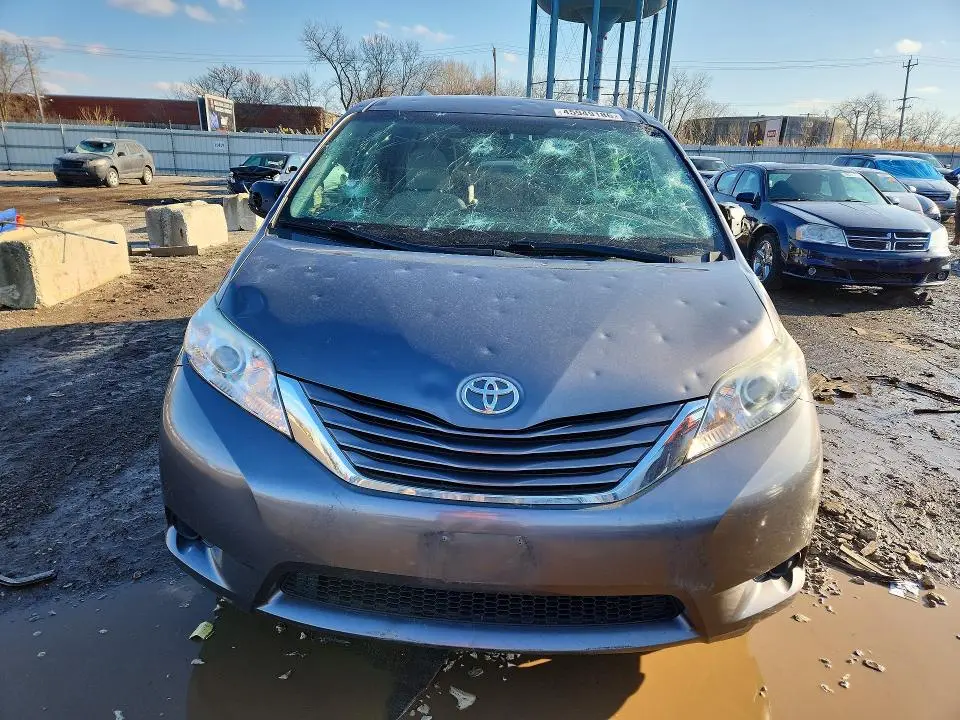 2017 TOYOTA SIENNA LE 8-PASSENGER  
