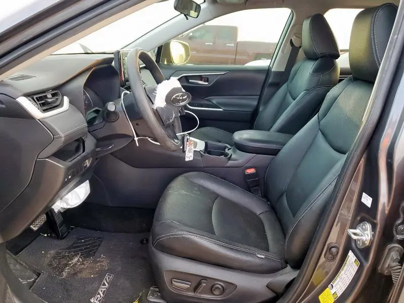 2021 TOYOTA RAV4 XLE  