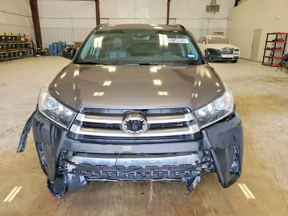 2019 TOYOTA HIGHLANDER SE  