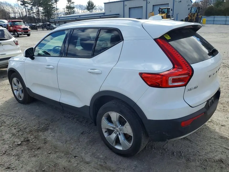 2020 VOLVO XC40 T4 MOMENTUM  