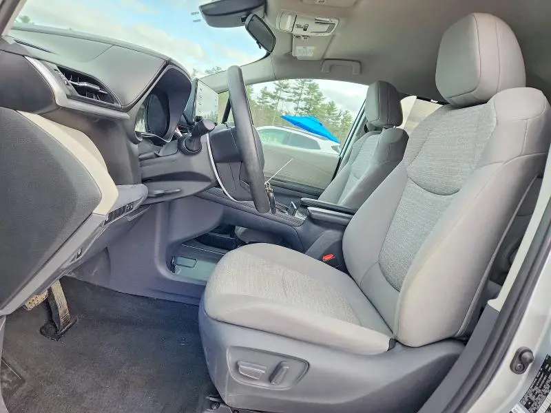 2021 TOYOTA SIENNA LE 8-PASSENGER  