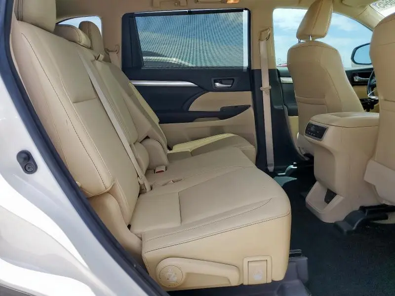 2017 TOYOTA HIGHLANDER SE  