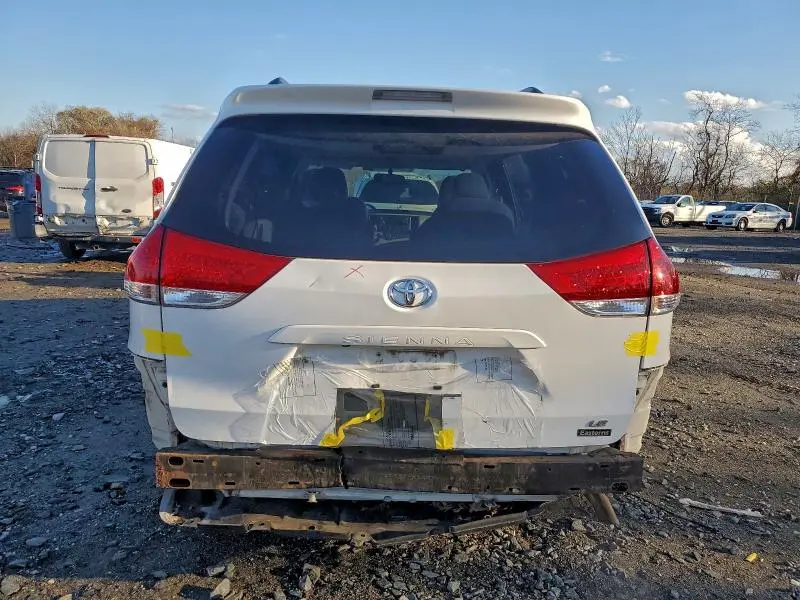 2013 TOYOTA SIENNA LE  