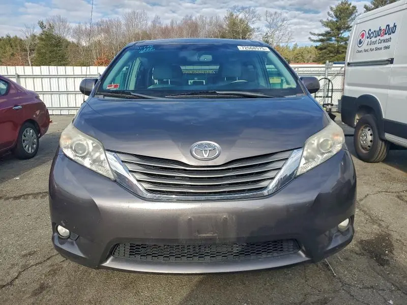 2014 TOYOTA SIENNA XLE  