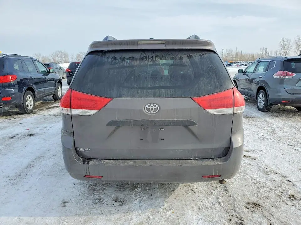 2013 TOYOTA SIENNA CE  