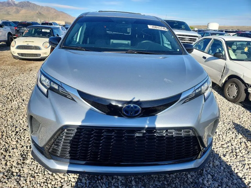 2021 TOYOTA SIENNA XSE  