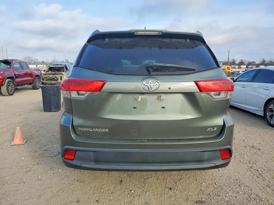 2019 TOYOTA HIGHLANDER SE  