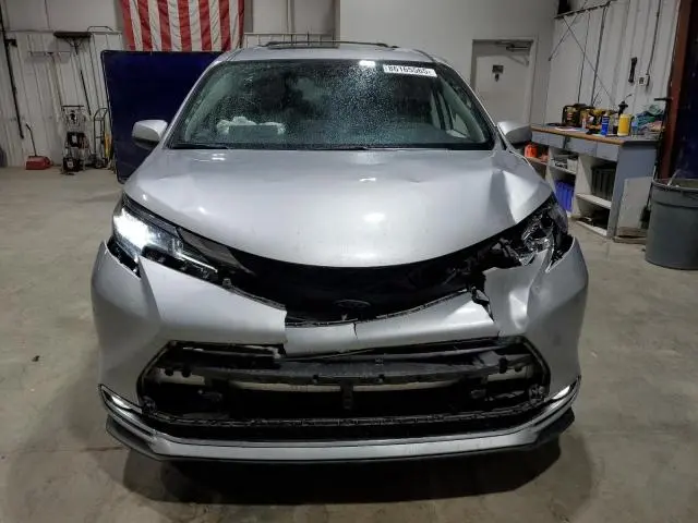 2021 TOYOTA SIENNA XLE  