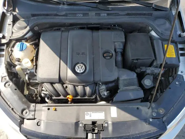 2011 VOLKSWAGEN JETTA SE  