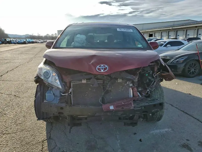 2017 TOYOTA SIENNA LE  