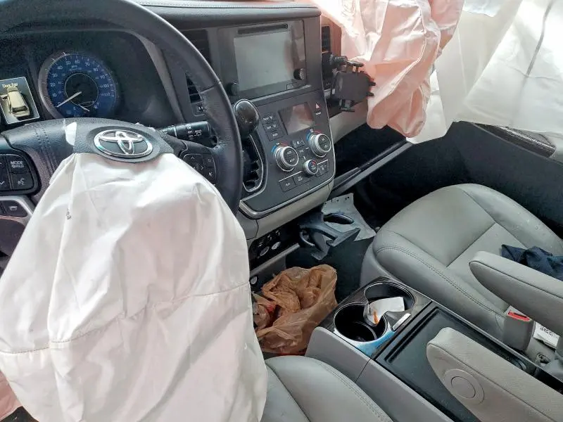 2017 TOYOTA SIENNA XLE  