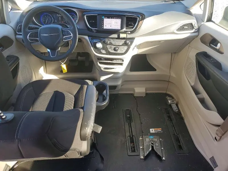 2022 CHRYSLER VOYAGER LX  