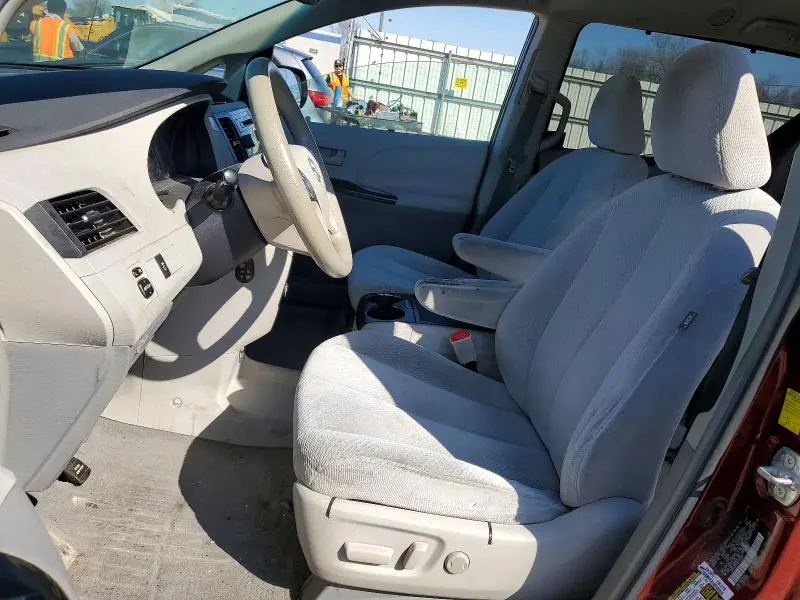 2011 TOYOTA SIENNA LE 8-PASSENGER  