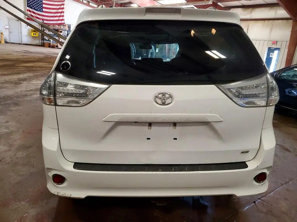 2018 TOYOTA SIENNA SE PREMIUM 8-PASSENGER  