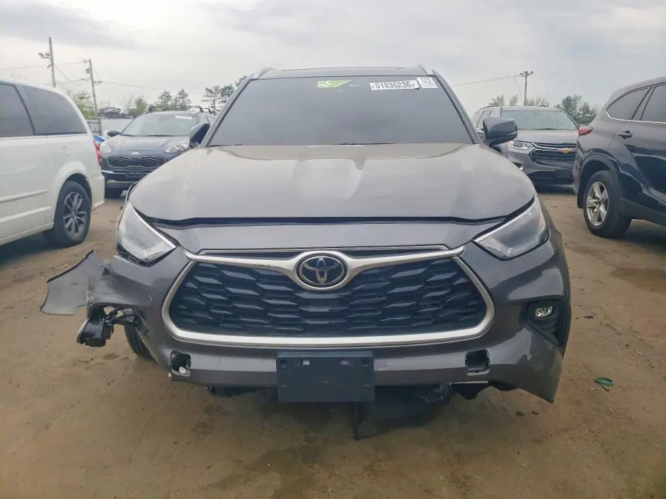 2022 TOYOTA HIGHLANDER XLE  