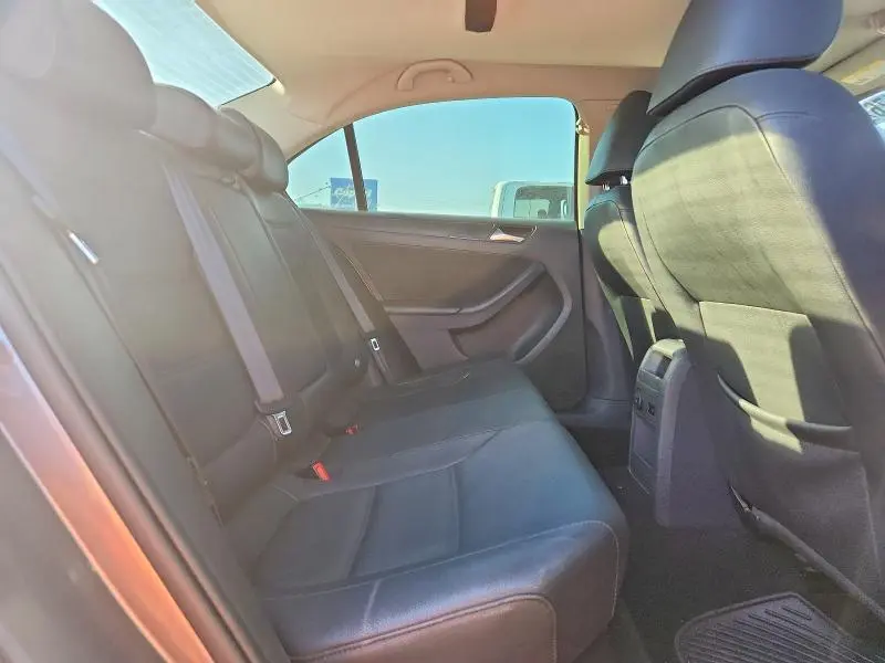 2011 VOLKSWAGEN JETTA SE  