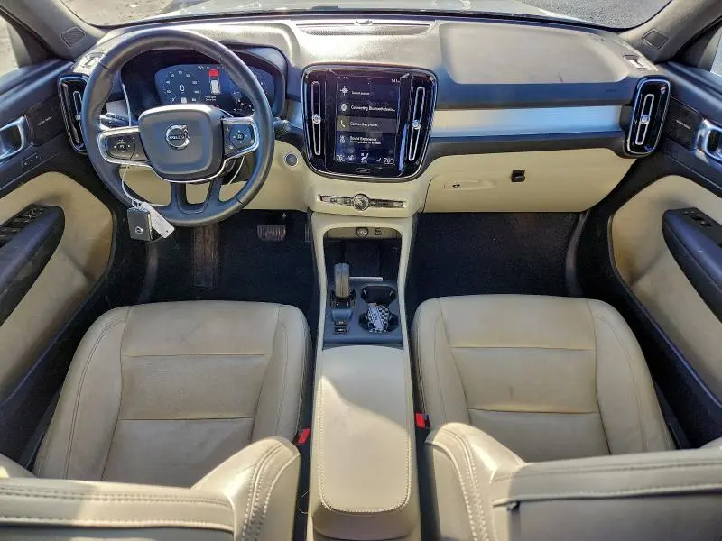 2020 VOLVO XC40 T5 MOMENTUM  