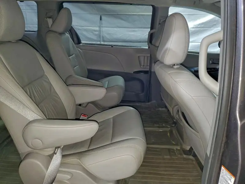 2016 TOYOTA SIENNA XLE  