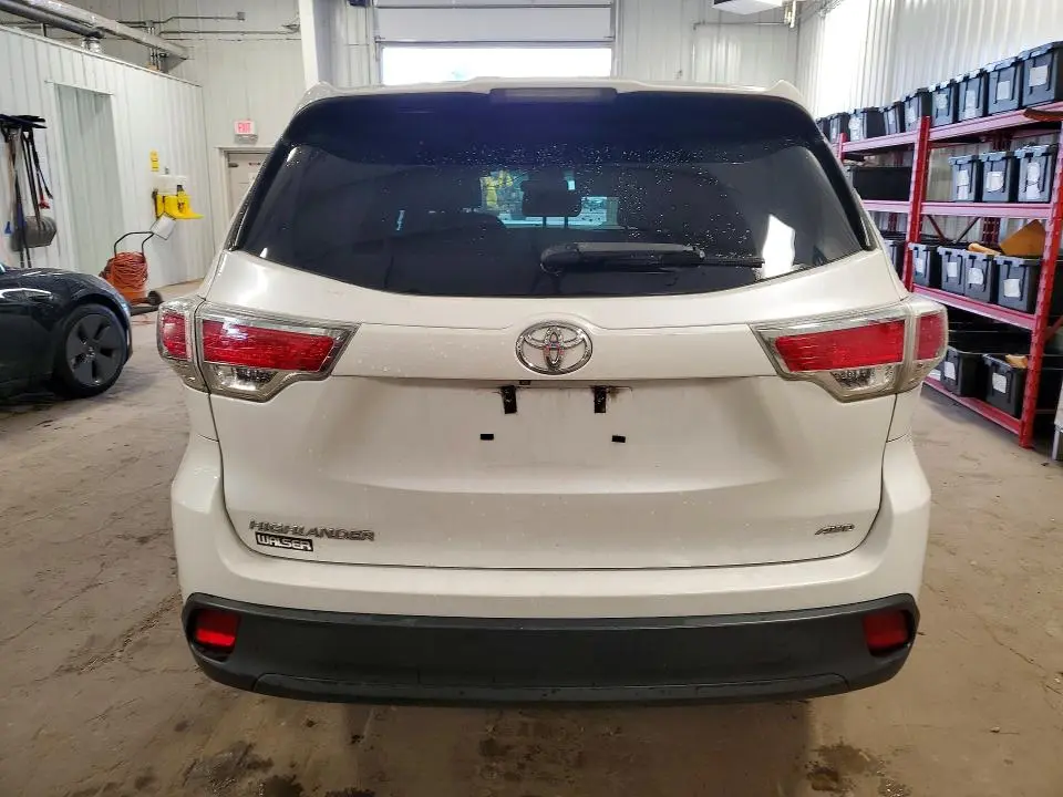 2016 TOYOTA HIGHLANDER LE  