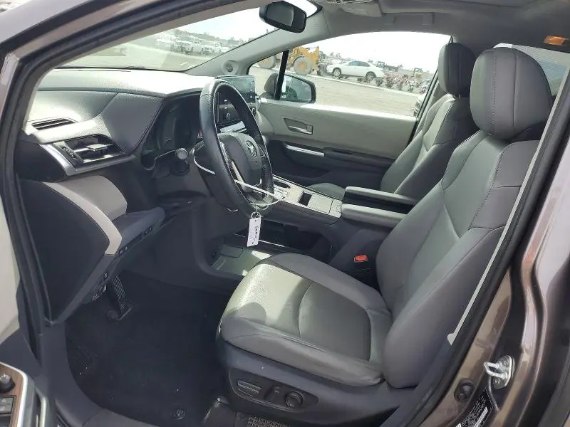 2022 TOYOTA SIENNA XLE  