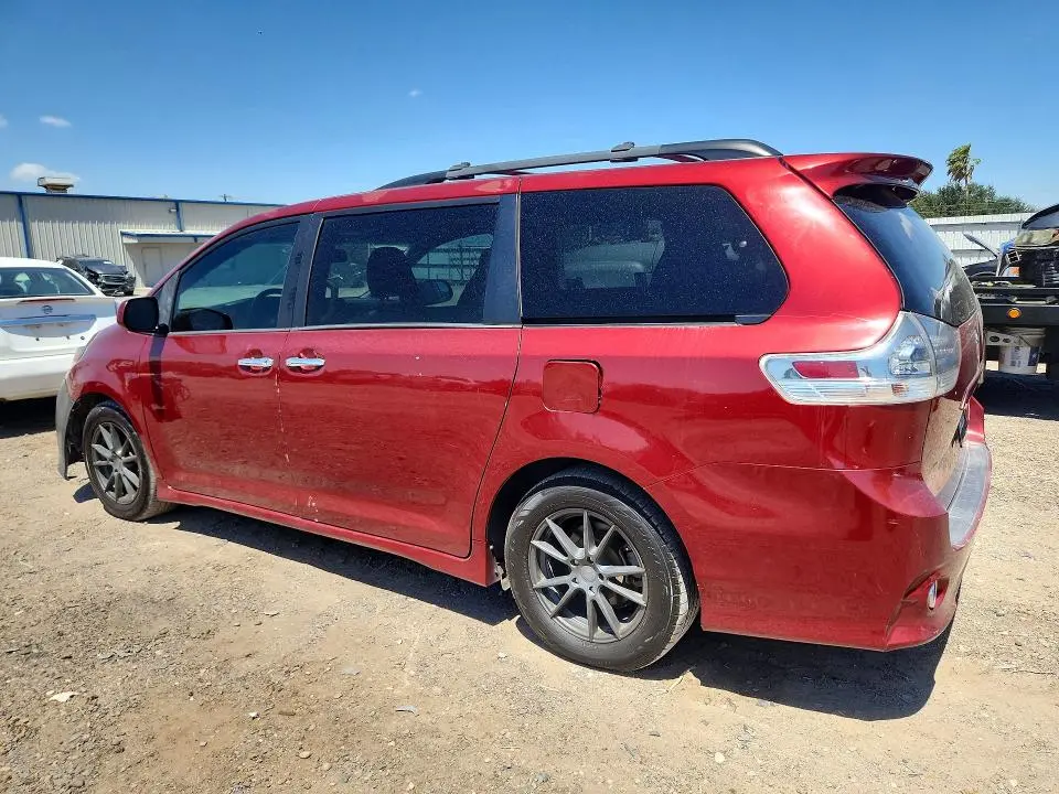 2017 TOYOTA SIENNA SE  