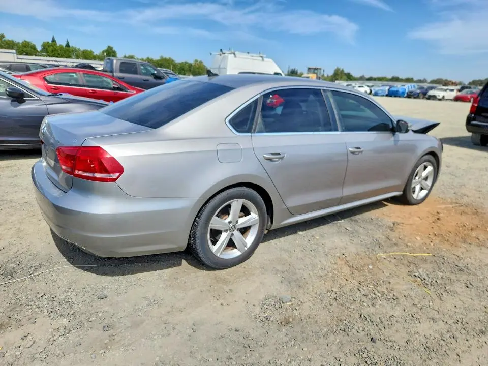 2013 VOLKSWAGEN PASSAT SE  