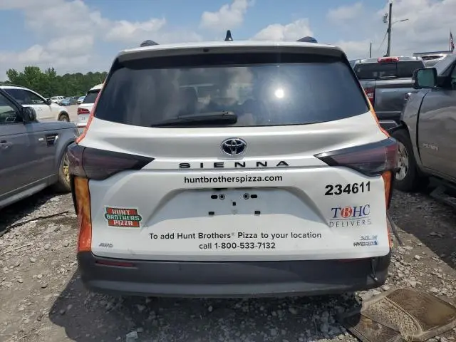 2024 TOYOTA SIENNA XLE
