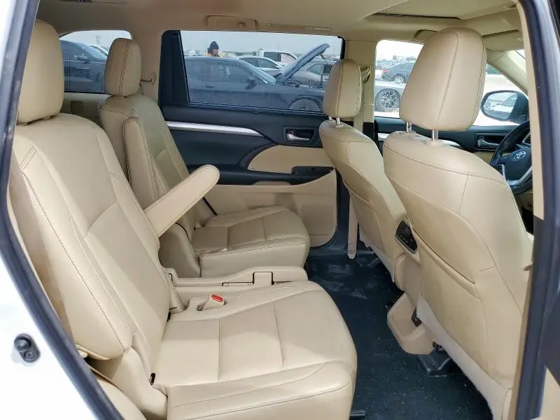 2018 TOYOTA HIGHLANDER SE  