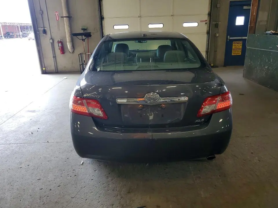 2011 TOYOTA CAMRY XLE  