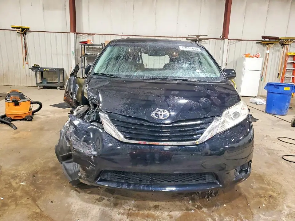 2015 TOYOTA SIENNA LE  