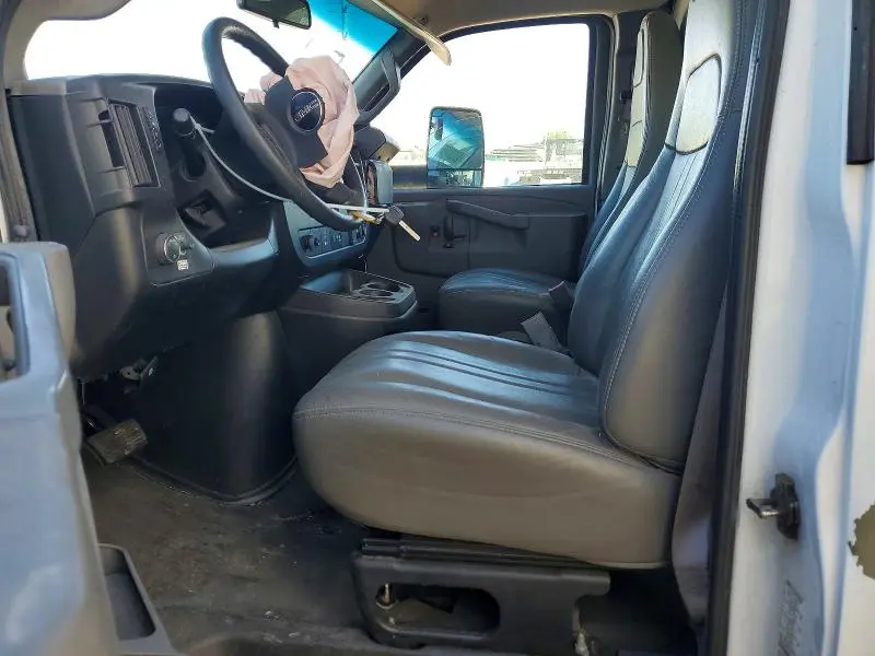 2022 GMC SAVANA BOX TRUCK