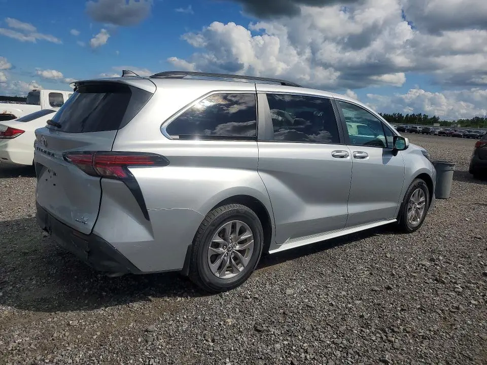 2022 TOYOTA SIENNA LE  