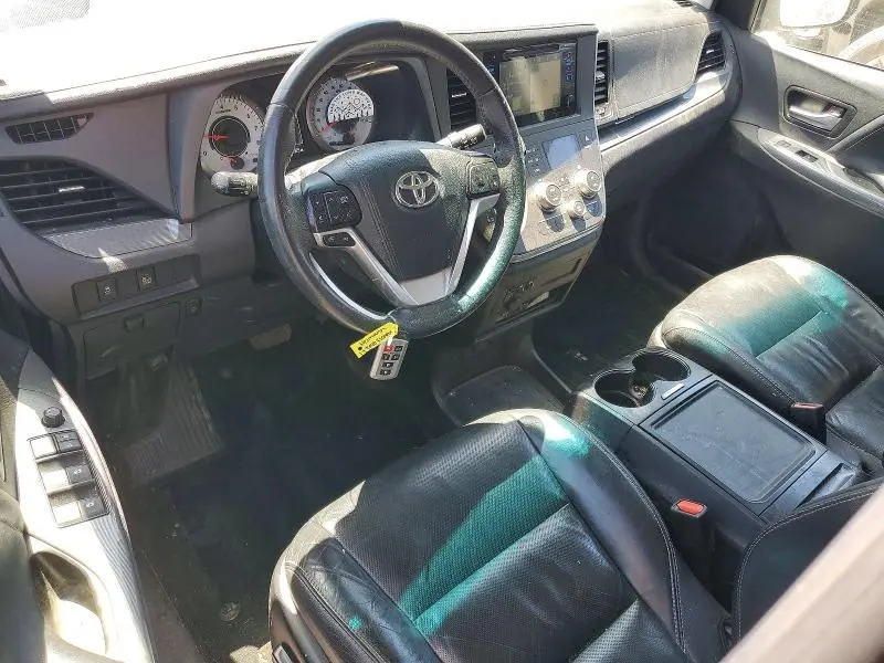 2017 TOYOTA SIENNA SE  
