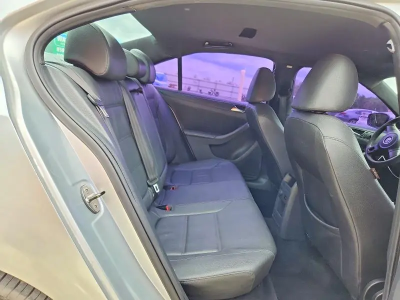 2011 VOLKSWAGEN JETTA SE  