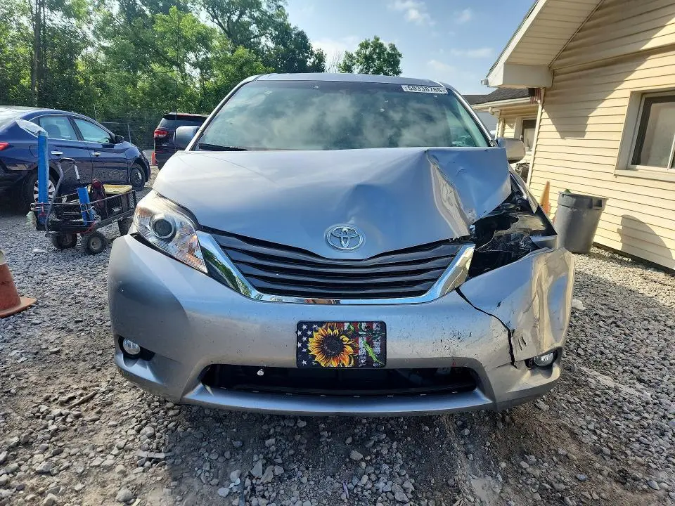 2014 TOYOTA SIENNA XLE 8-PASSENGER  