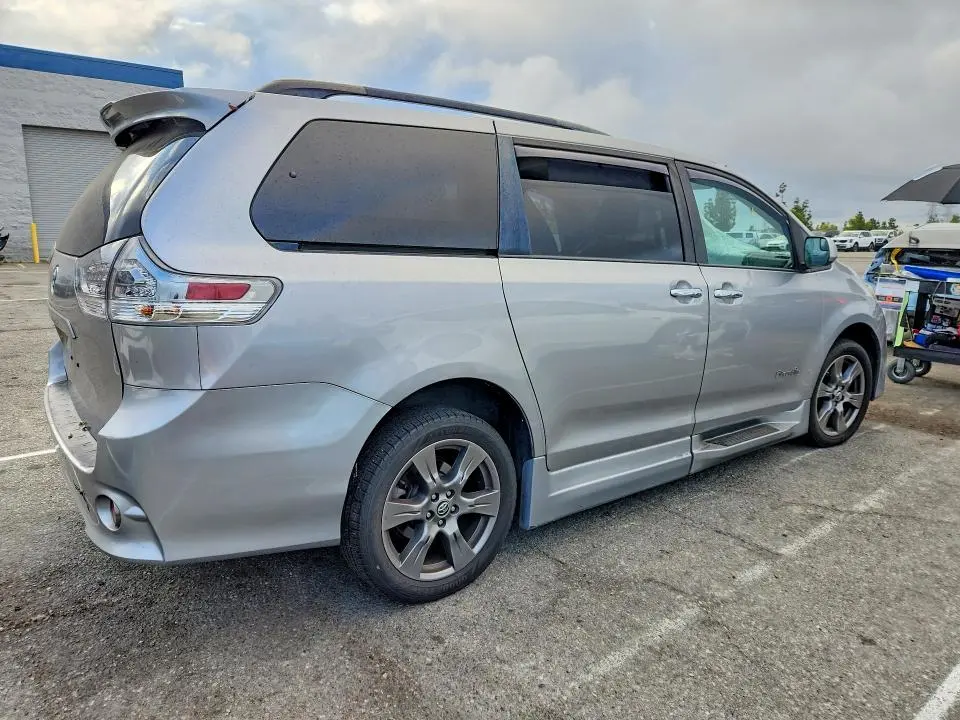 2018 TOYOTA SIENNA SE 8-PASSENGER  