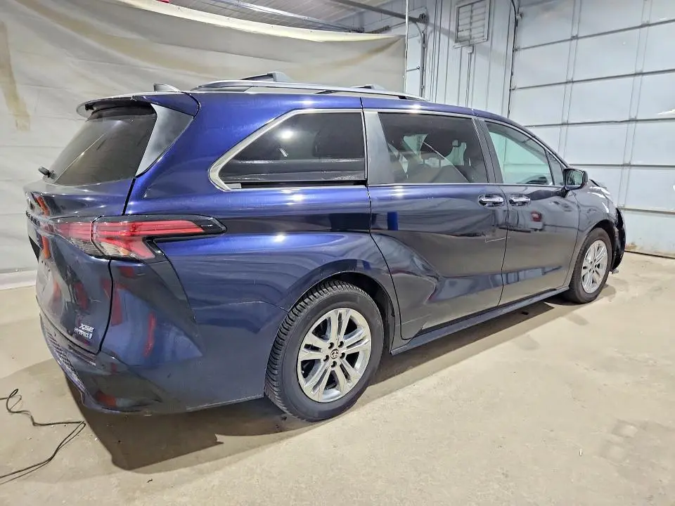 2022 TOYOTA SIENNA XSE  