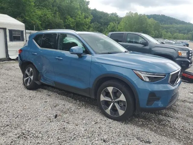 2024 VOLVO XC40 CORE  