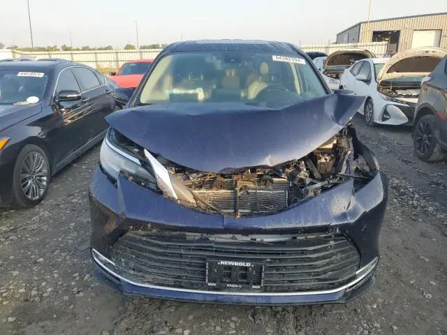 2021 TOYOTA SIENNA XLE  