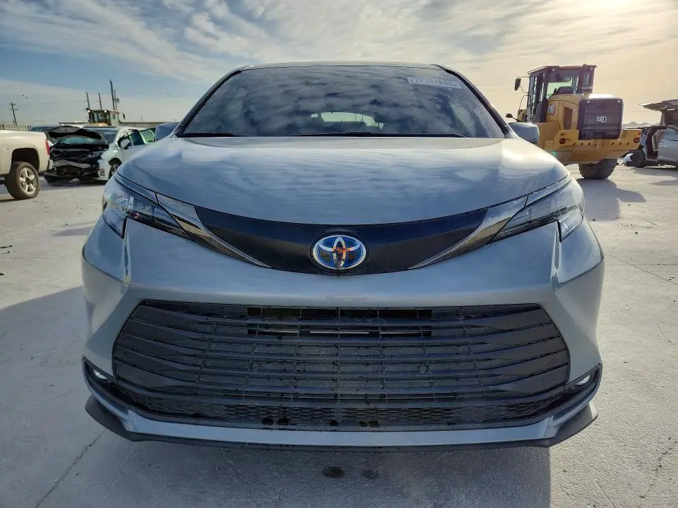 2022 TOYOTA SIENNA XLE  