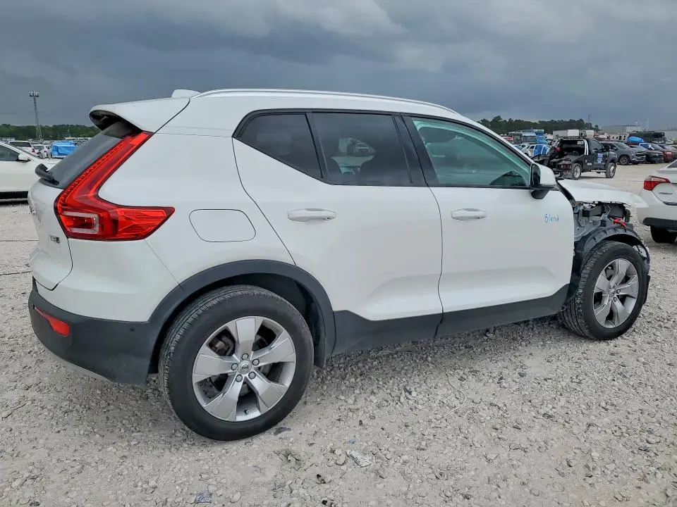 2019 VOLVO XC40 T5 MOMENTUM  